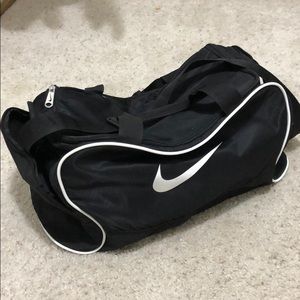 Unisex medium Nike black gym bag